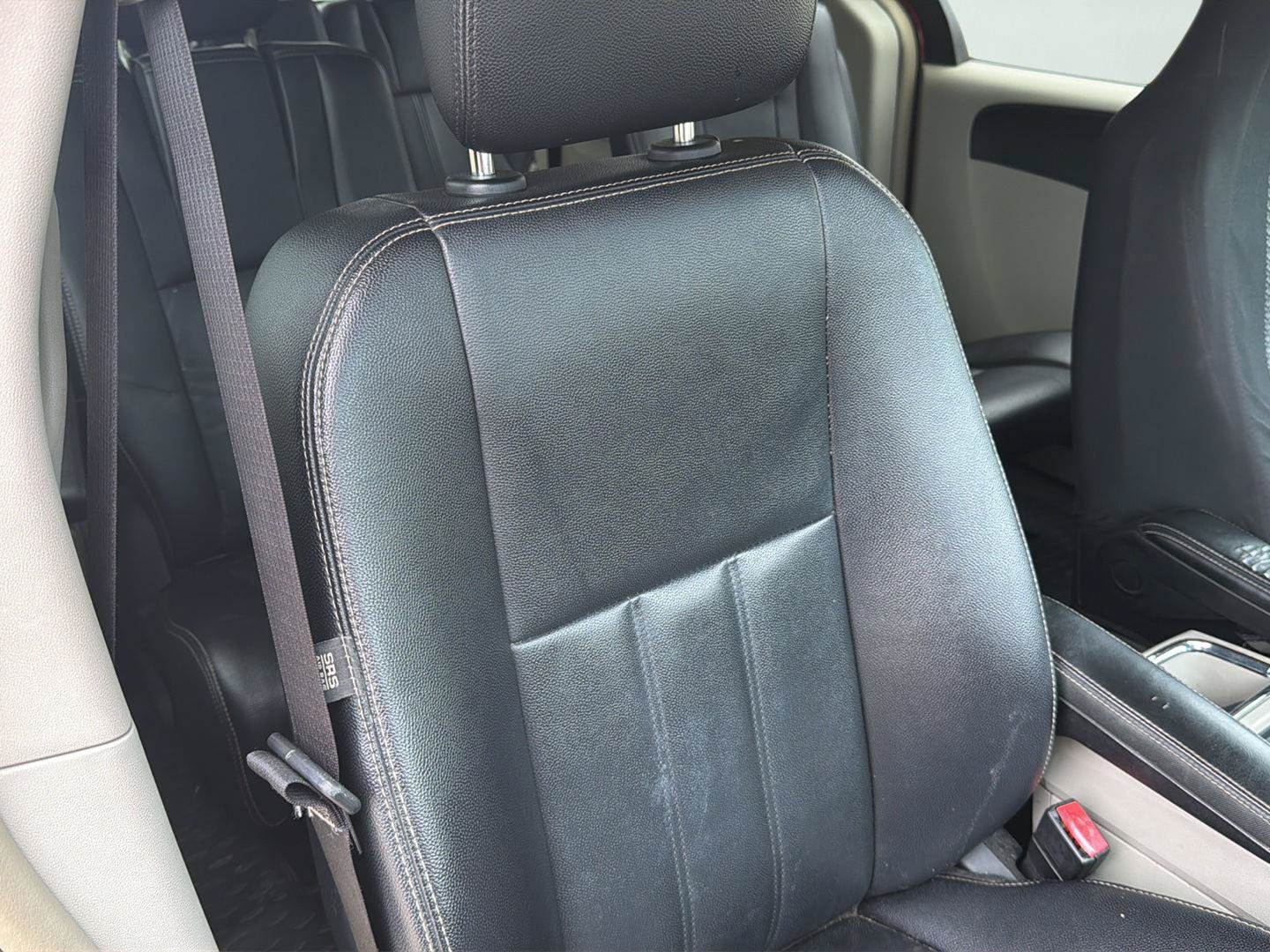 Used 2014 Chrysler Town & Country Touring FWD image 17