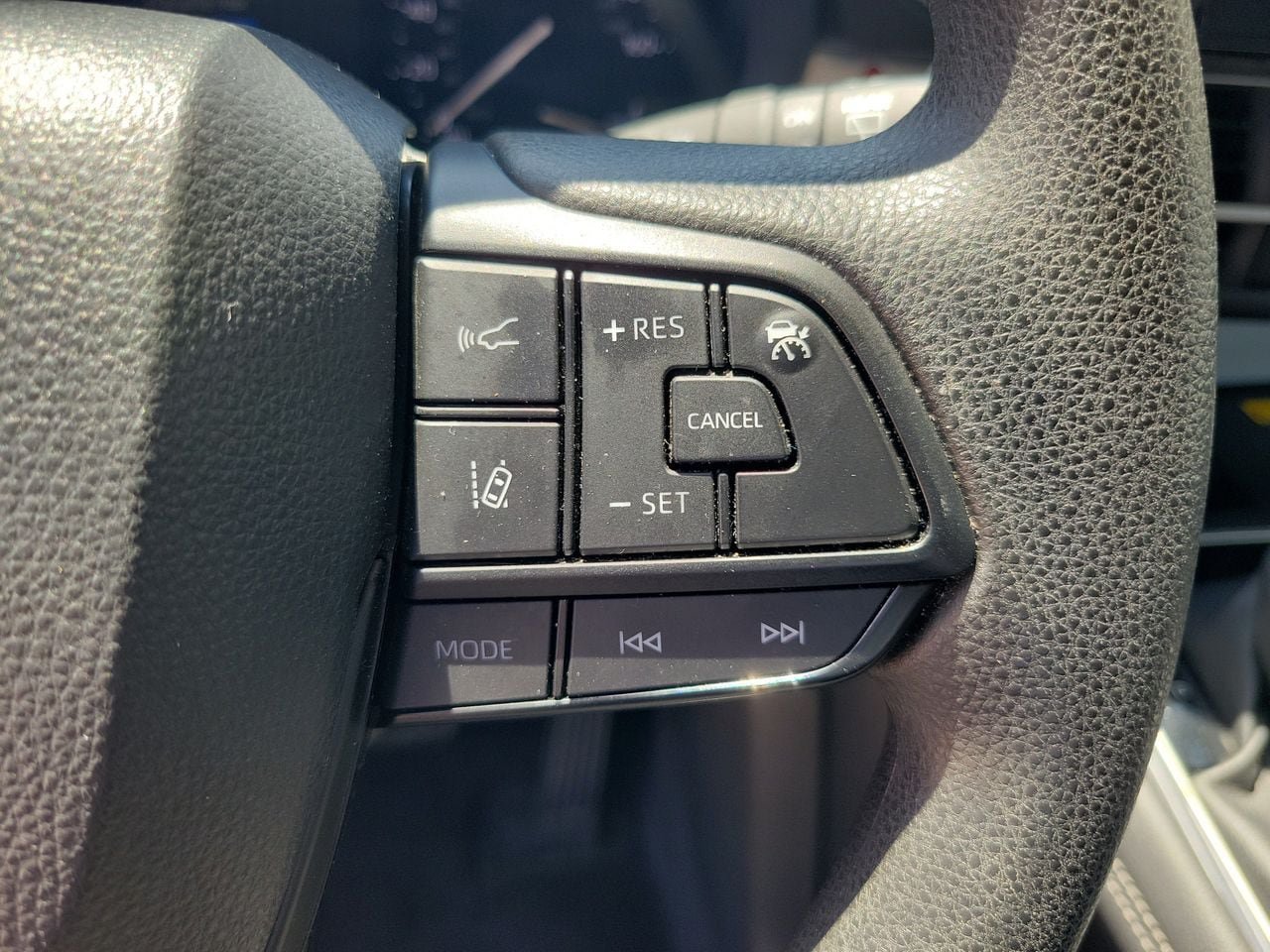 Used 2025 Toyota Sienna LE FWD image 21