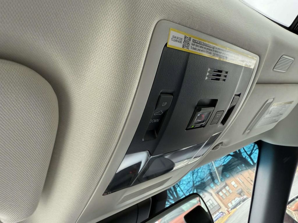 Used 2025 Lexus ES 300h w/ Luxury Package image 27