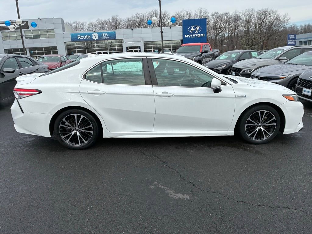 Used 2020 Toyota Camry SE w/ Sunroof Package image 8
