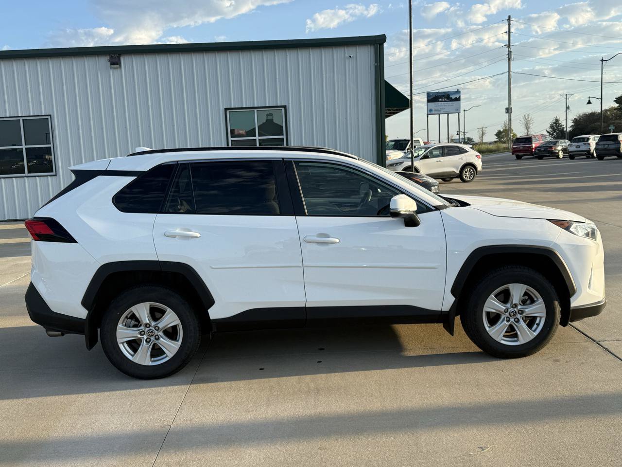 Used 2021 Toyota RAV4 XLE AWD/4WD image 2