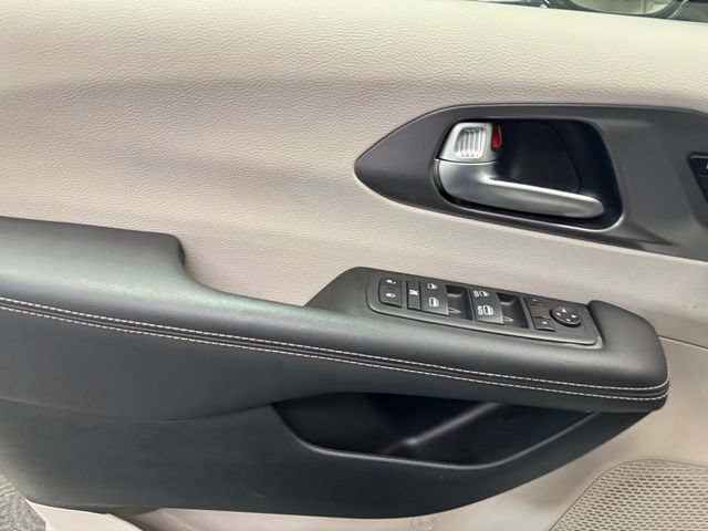 Used 2024 Chrysler Pacifica Touring-L FWD image 25