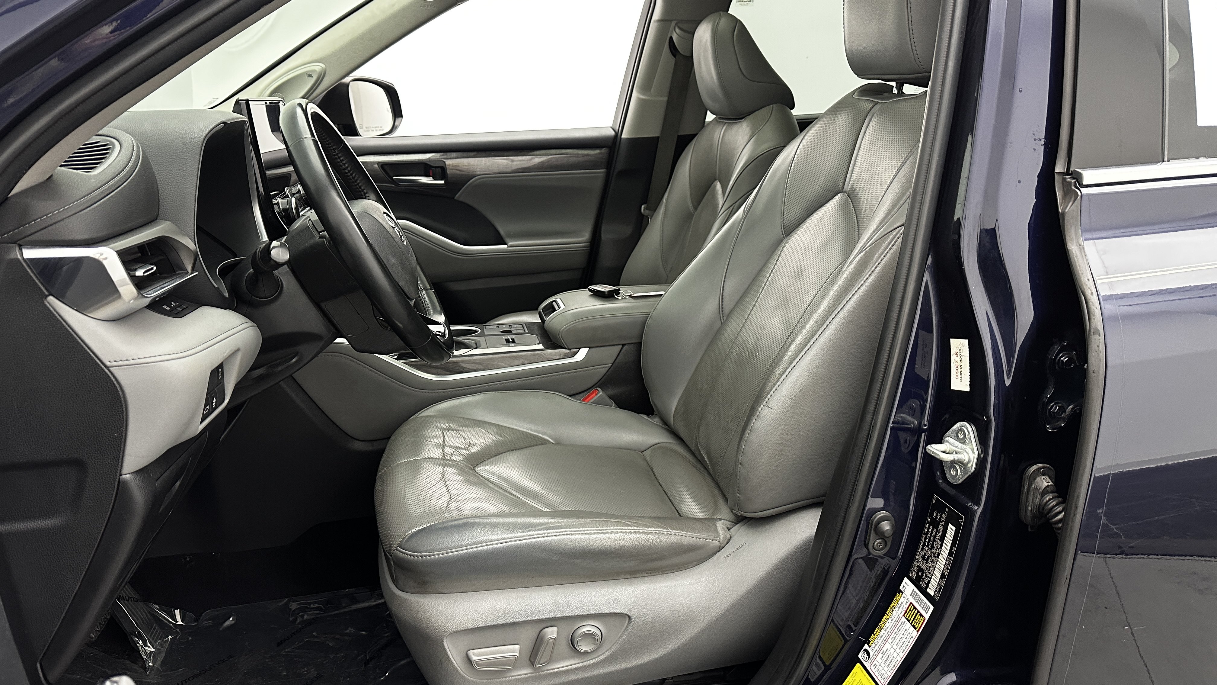 Used 2023 Toyota Highlander Limited FWD image 16