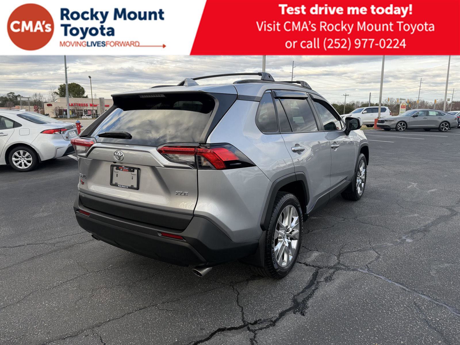 Used 2021 Toyota RAV4 XLE Premium image 7