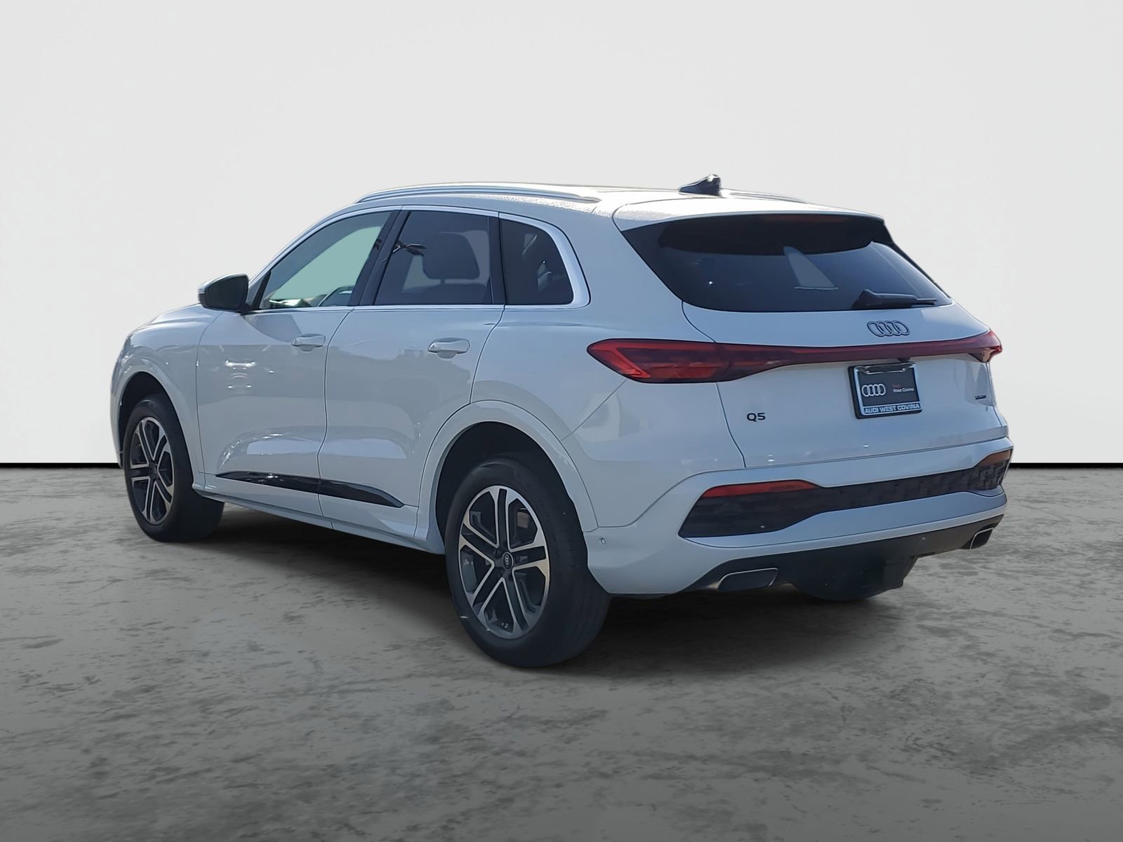 Used 2025 Audi Q5 Premium w/ Convenience Package image 3