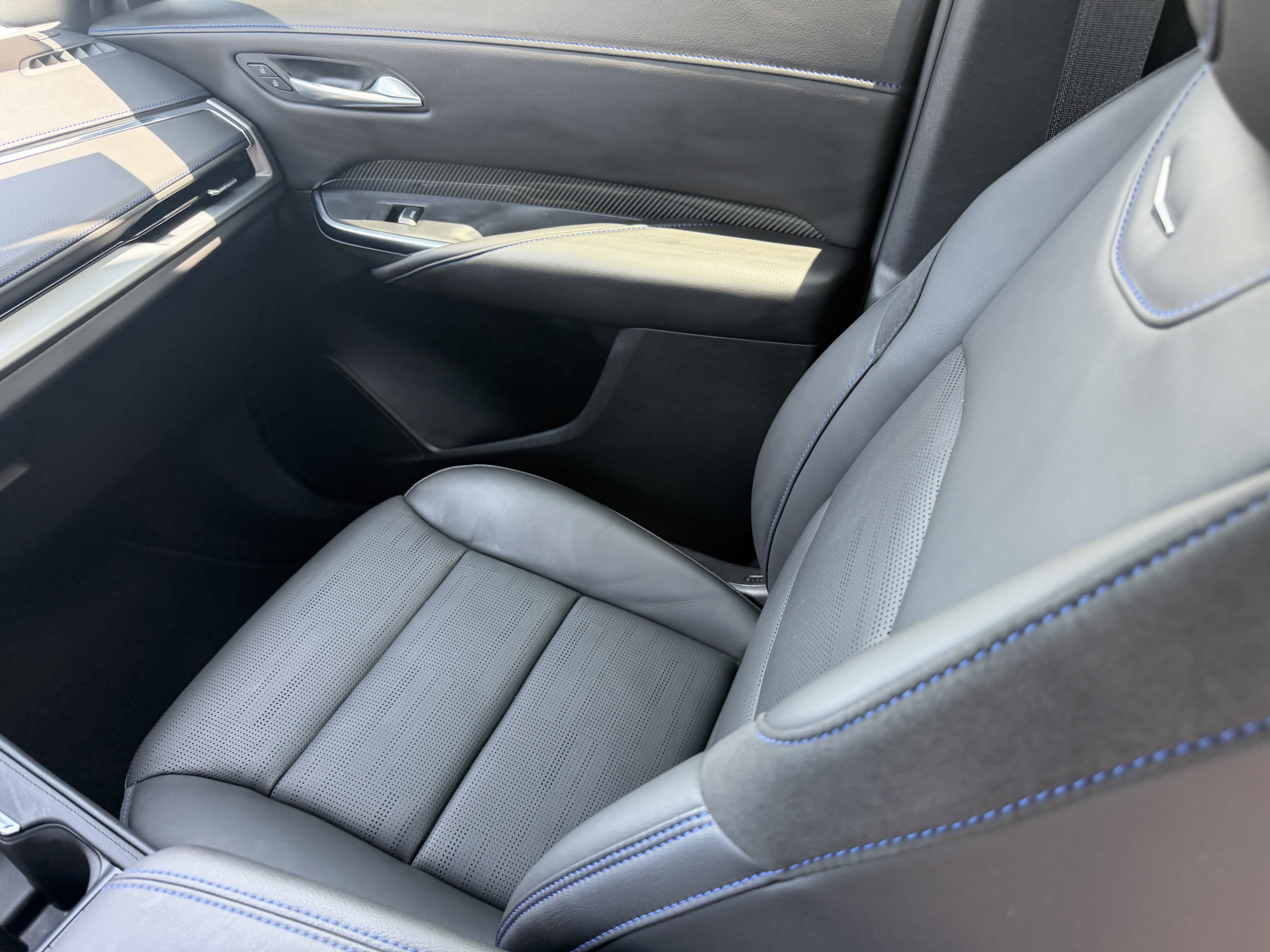 Used 2025 Cadillac XT4 Sport w/ LPO, Onyx Lite Package AWD/4WD image 16