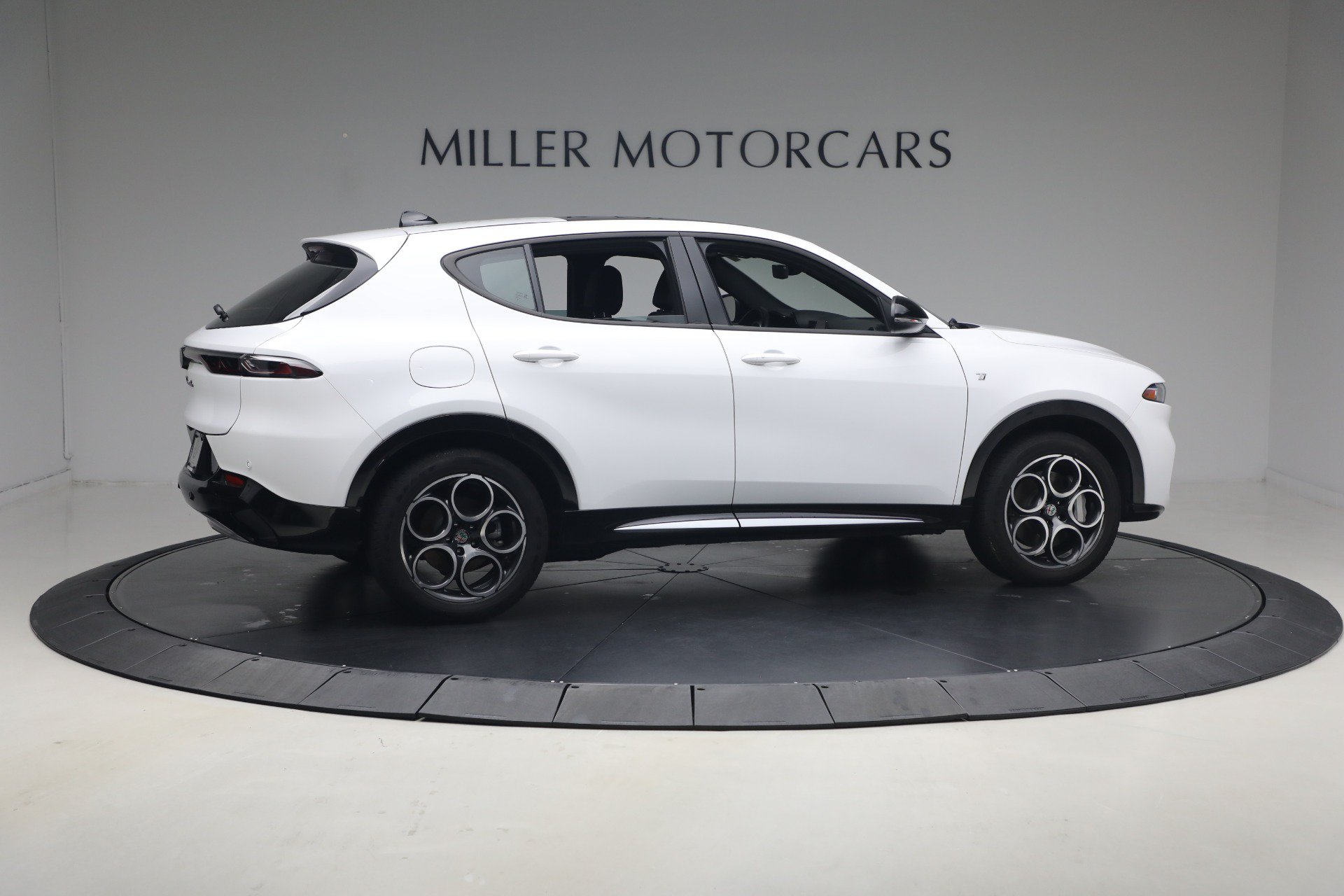 Used 2024 Alfa Romeo Tonale Ti w/ Premium Interior Package AWD/4WD image 7