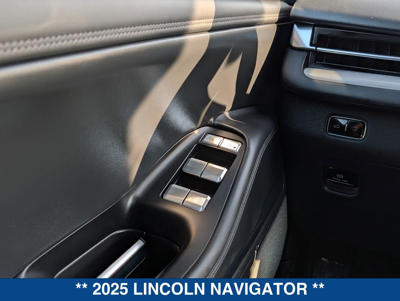 Used 2025 Lincoln Navigator Reserve w/ Jet Appearance Package AWD/4WD image 29