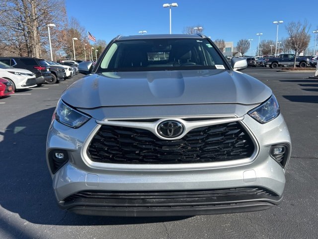 Used 2024 Toyota Highlander XLE image 2