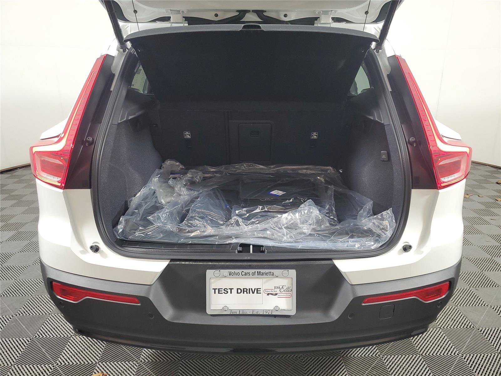New 2026 Volvo XC40 B5 Plus w/ Climate Package AWD/4WD image 9