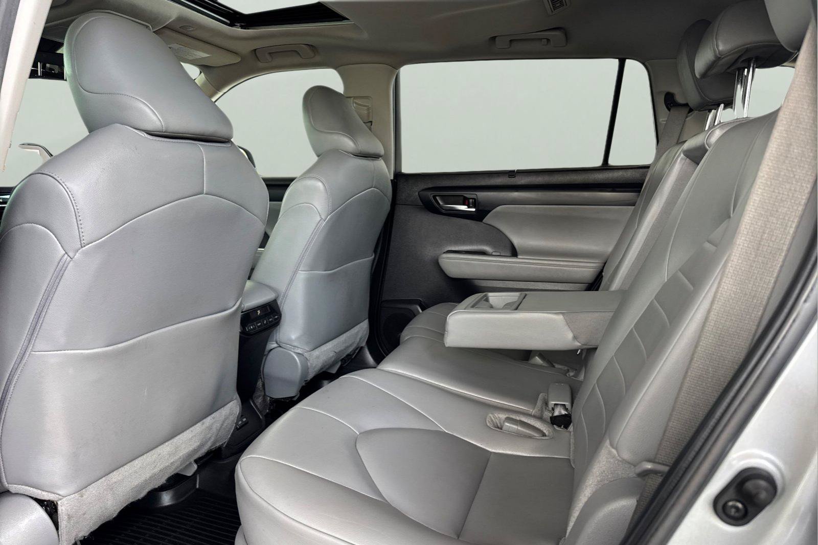 Used 2024 Toyota Highlander XLE AWD/4WD image 5