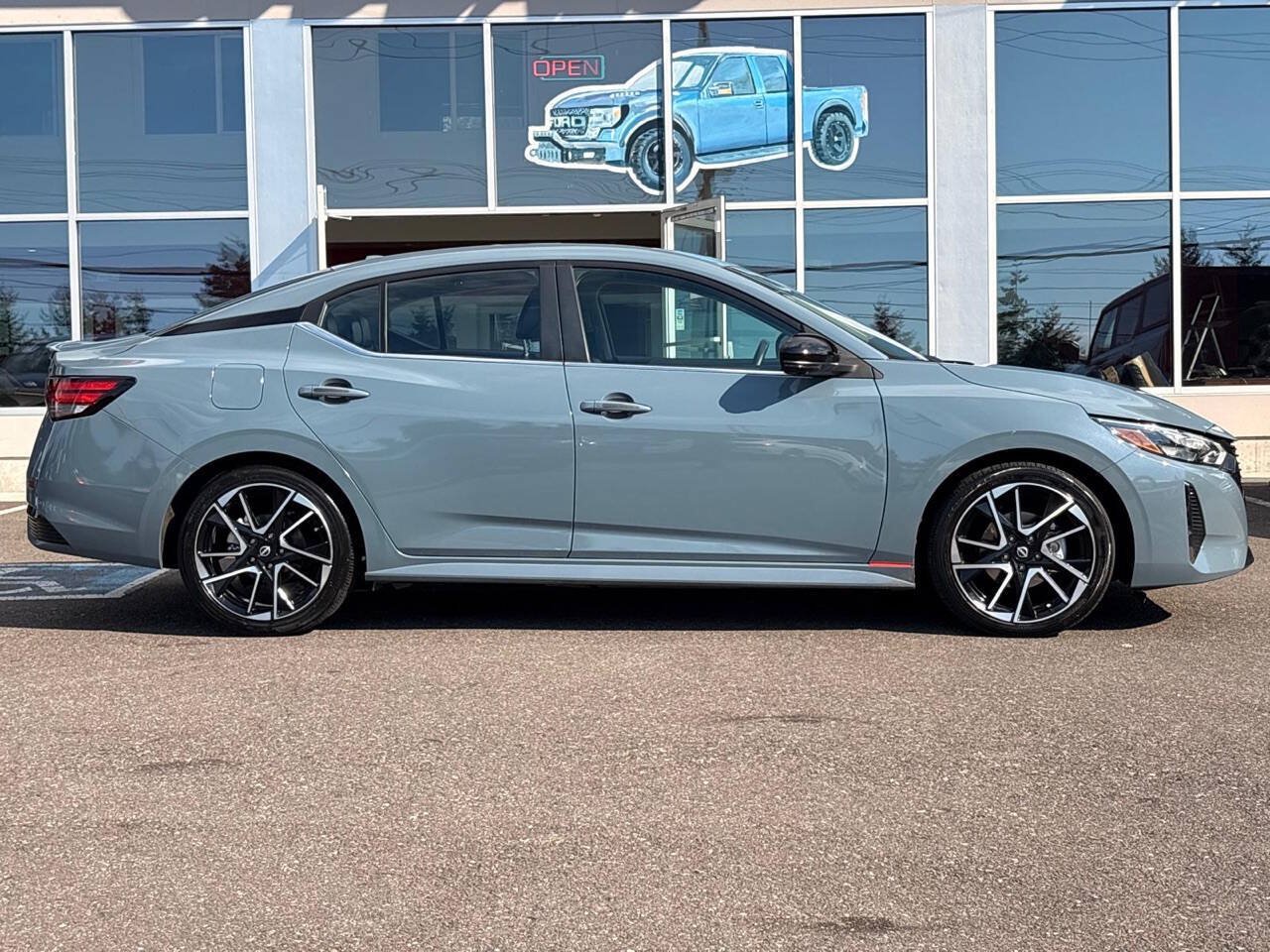 Used 2025 Nissan Sentra SR w/ SR Premium Package FWD image 5