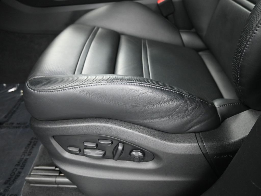 Used 2022 Porsche Cayenne Turbo image 6