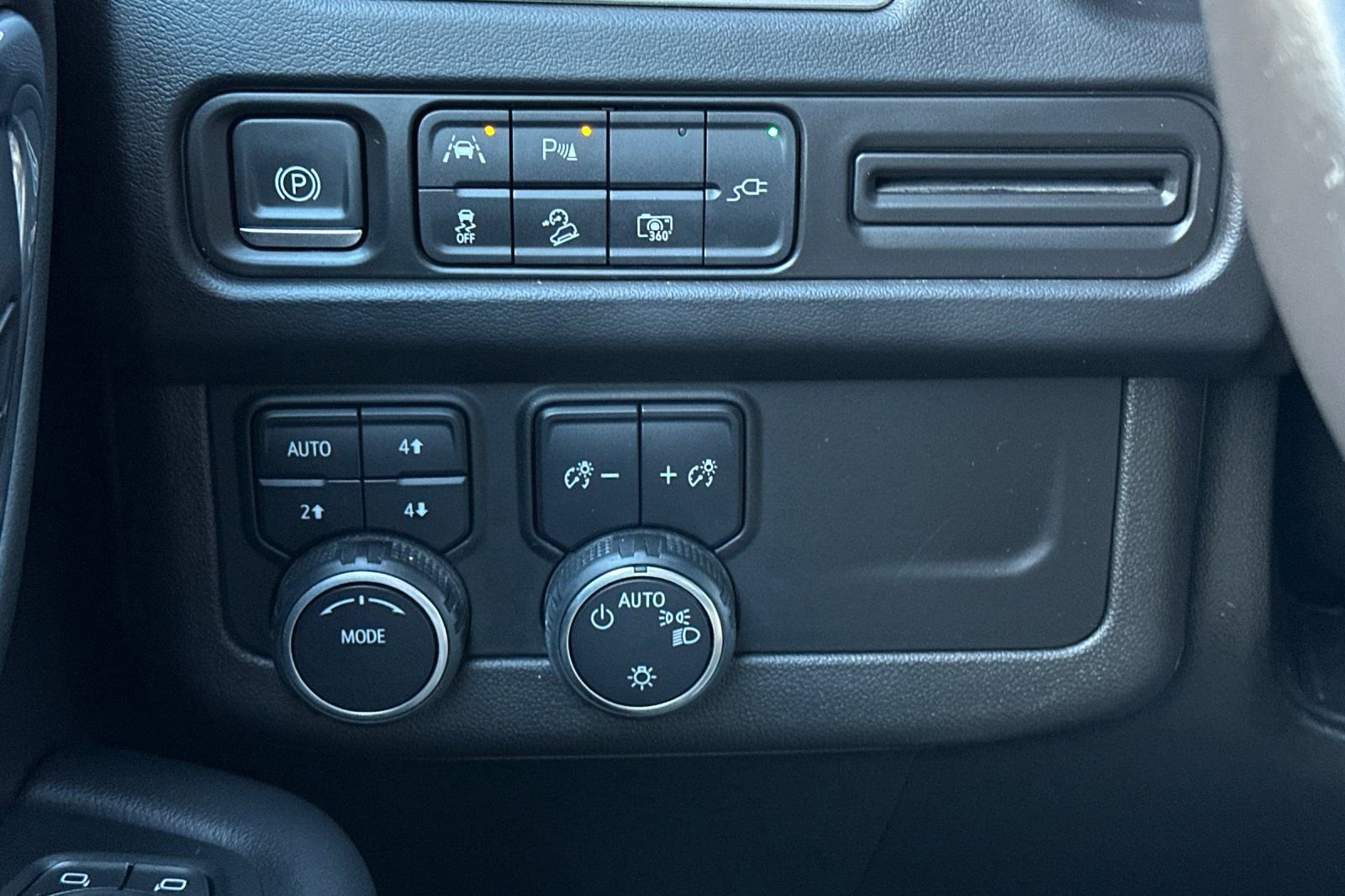 Used 2022 Chevrolet Tahoe Z71 w/ Luxury Package image 38