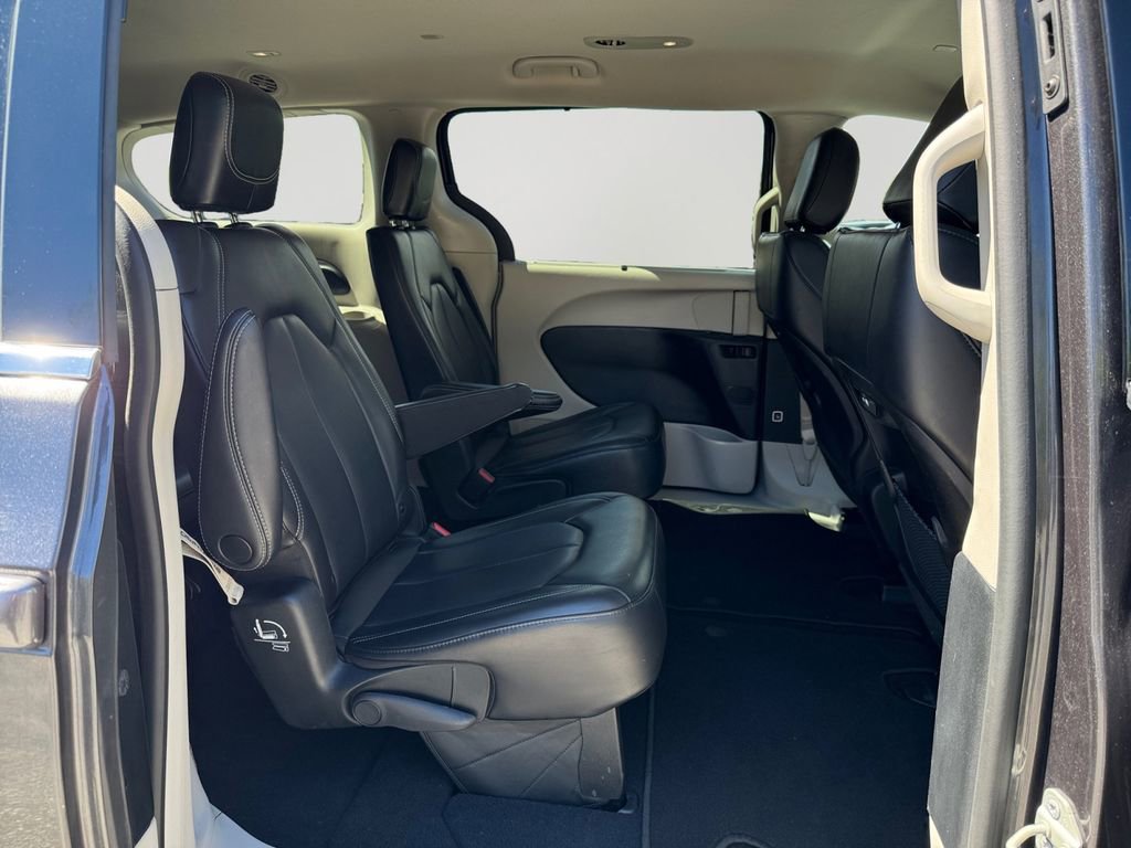 Used 2023 Chrysler Pacifica Touring-L FWD image 13