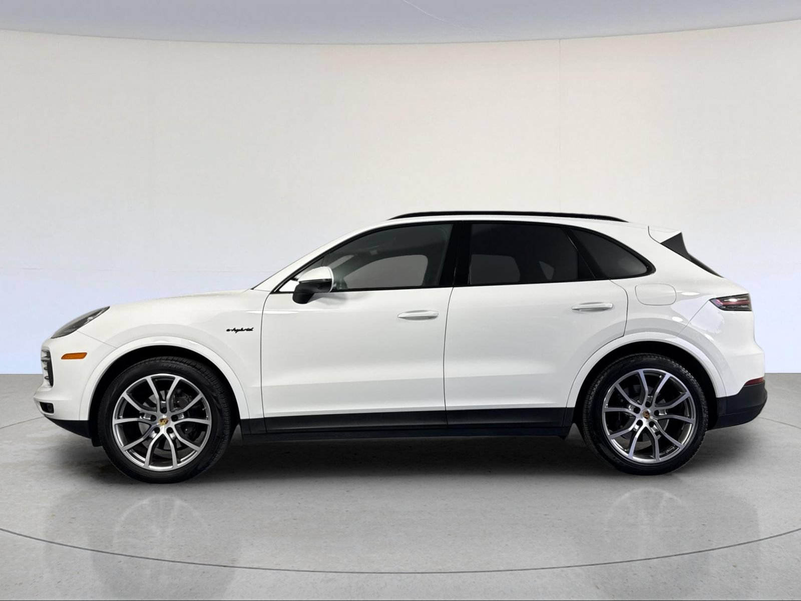 Certified 2022 Porsche Cayenne E-Hybrid AWD/4WD image 2