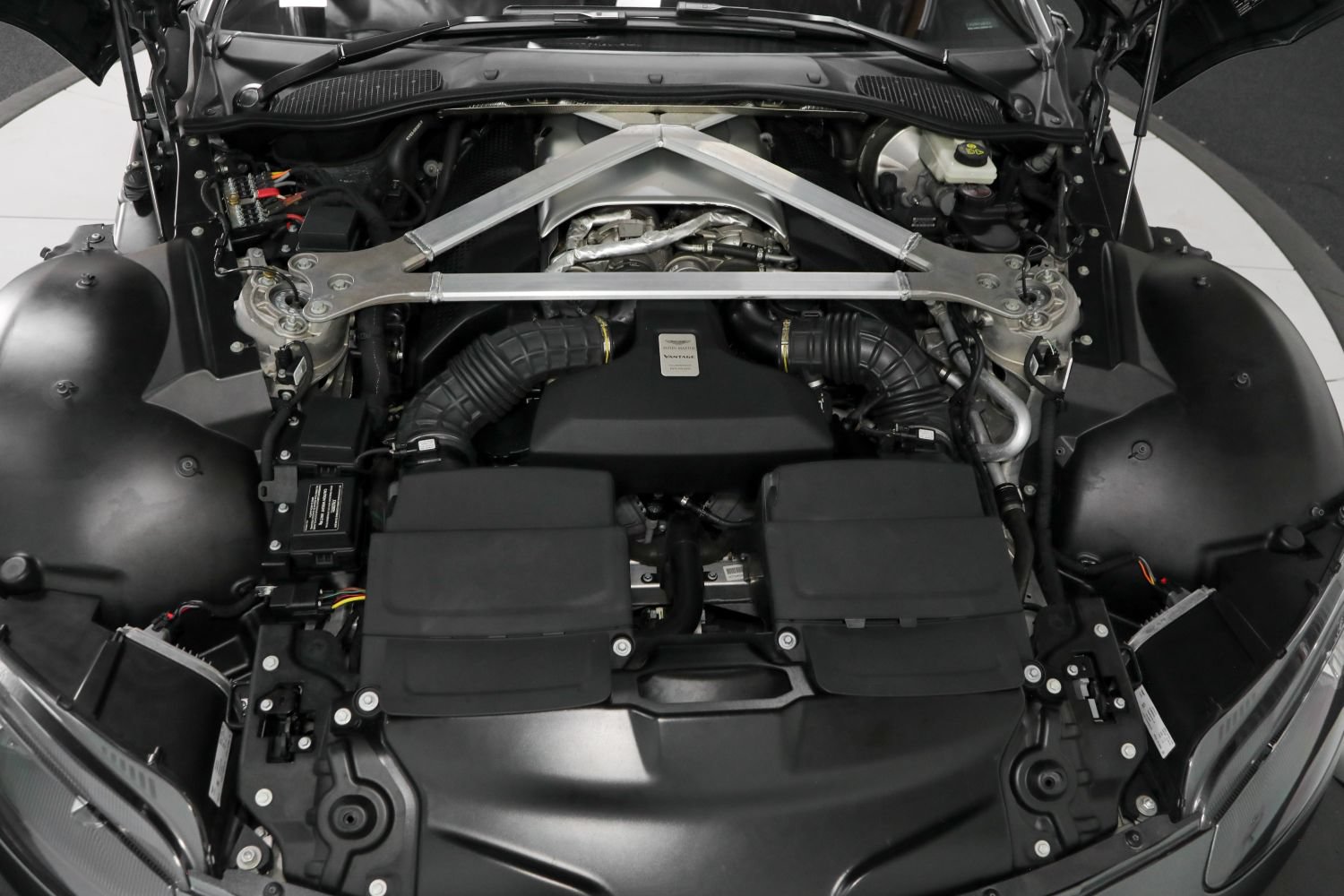 Used 2019 Aston Martin V8 Vantage Coupe RWD image 47