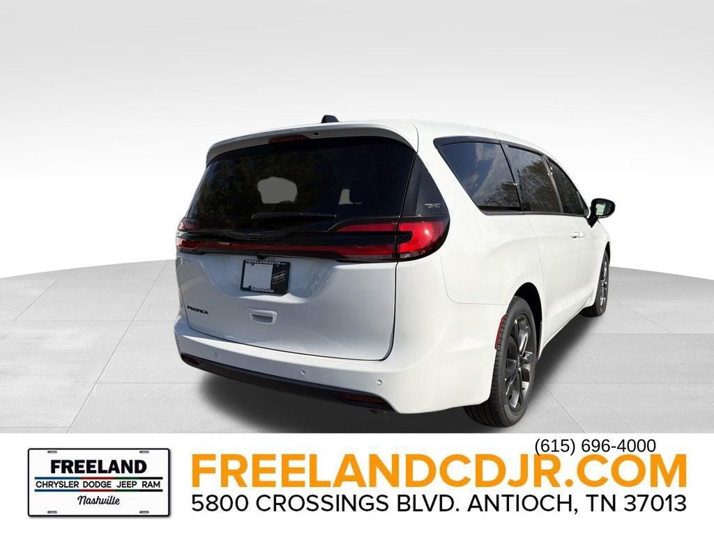 New 2026 Chrysler Pacifica Select image 3