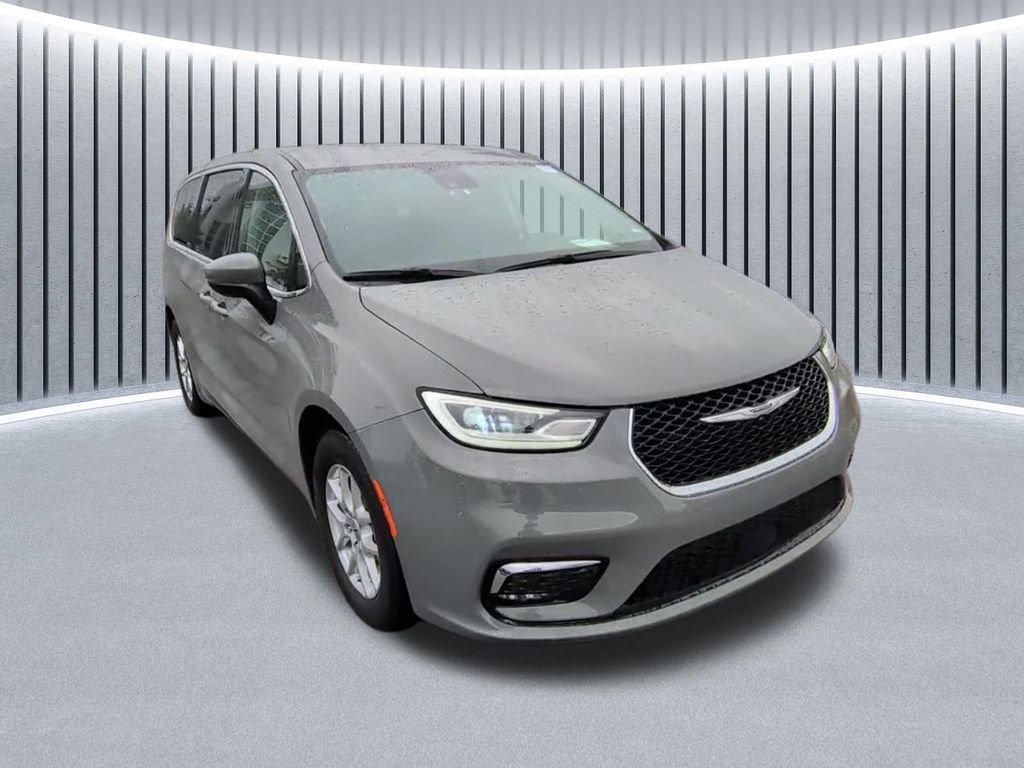 Used 2023 Chrysler Pacifica Touring-L FWD image 1