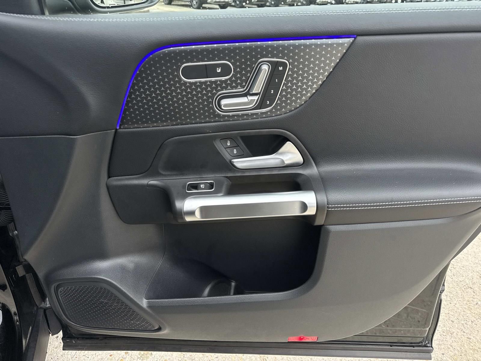 Used 2025 Mercedes-Benz GLB 250 4MATIC image 13