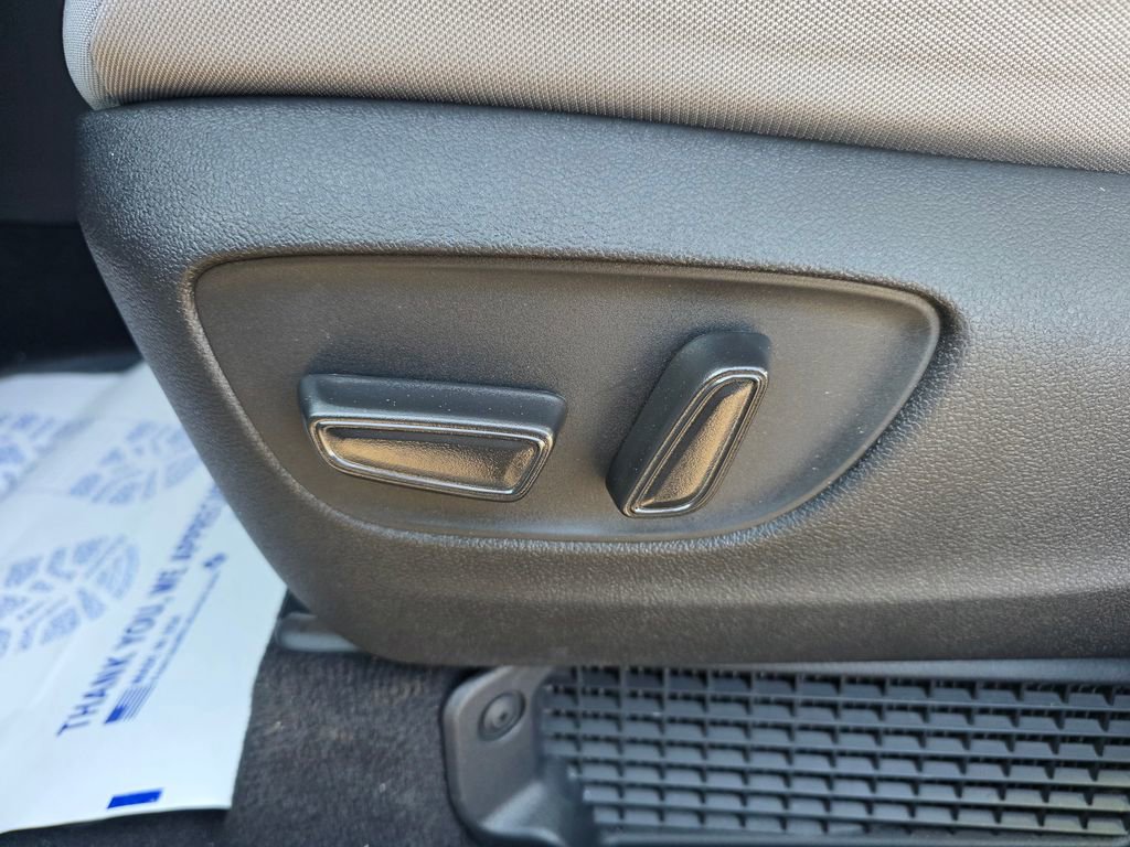 Used 2026 Toyota Sienna LE image 22