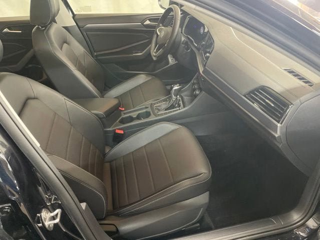 Certified 2023 Volkswagen Jetta SE w/ Panoramic Sunroof Package FWD image 5