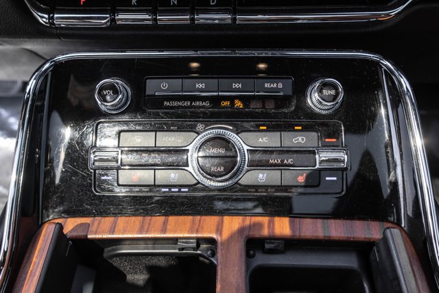 Used 2020 Lincoln Navigator Reserve AWD/4WD image 19