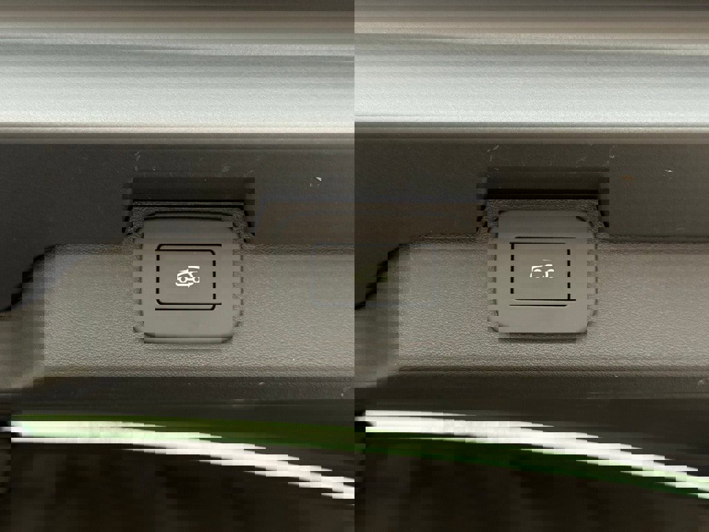 Certified 2025 Land Rover Discovery S image 41