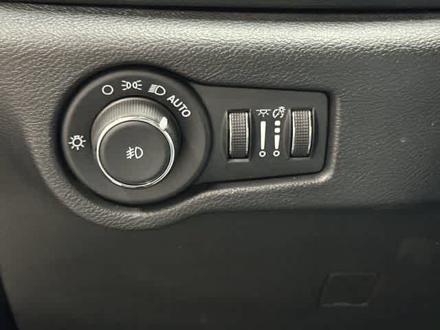 Used 2025 Chrysler Pacifica Select FWD image 19