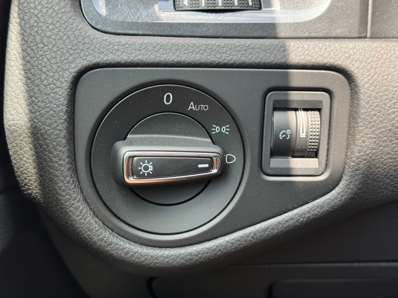 Used 2019 Volkswagen e-Golf SE w/ Driver Assistance Package FWD image 16