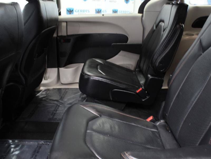 Used 2019 Chrysler Pacifica Touring-L FWD image 16