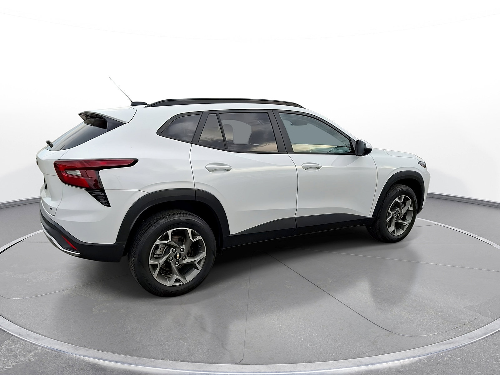 Used 2025 Chevrolet Trax LT FWD image 8