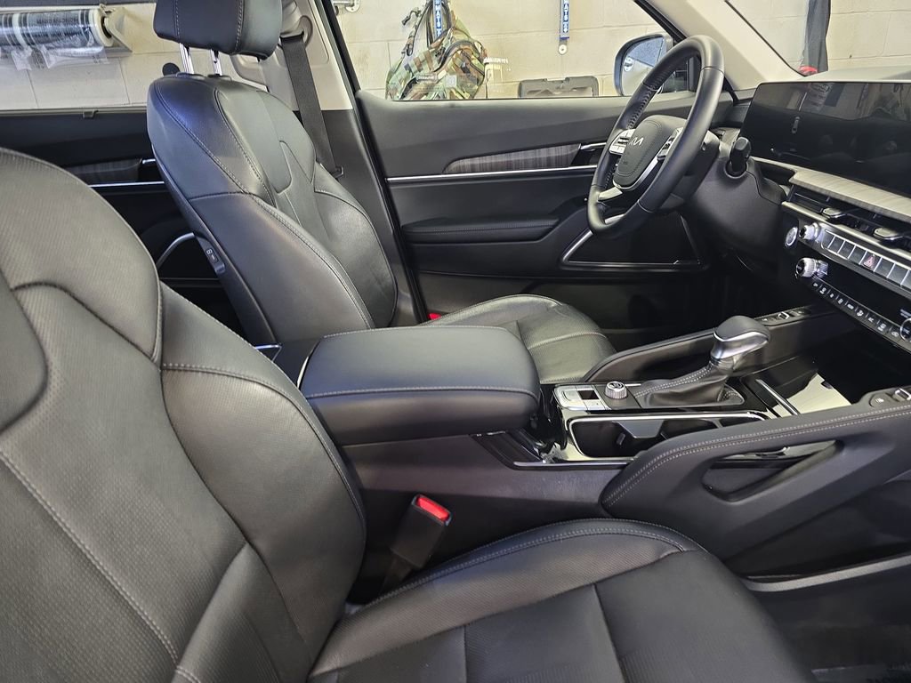 Used 2024 Kia Telluride EX w/ EX Captain's Chair Package image 10