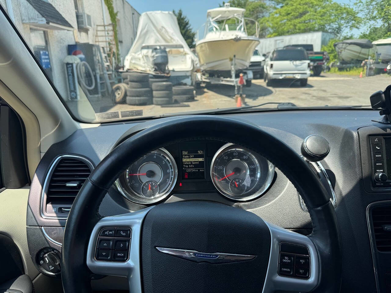 Used 2014 Chrysler Town & Country Touring image 9