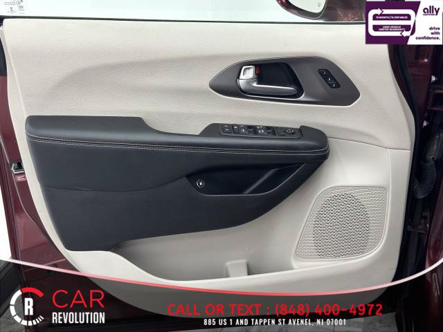 Used 2021 Chrysler Pacifica Touring-L FWD image 49