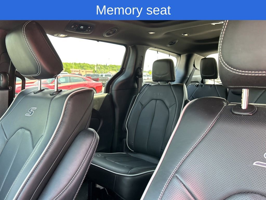 Used 2025 Chrysler Pacifica Limited w/ Uconnect Theater Family Group FWD image 8