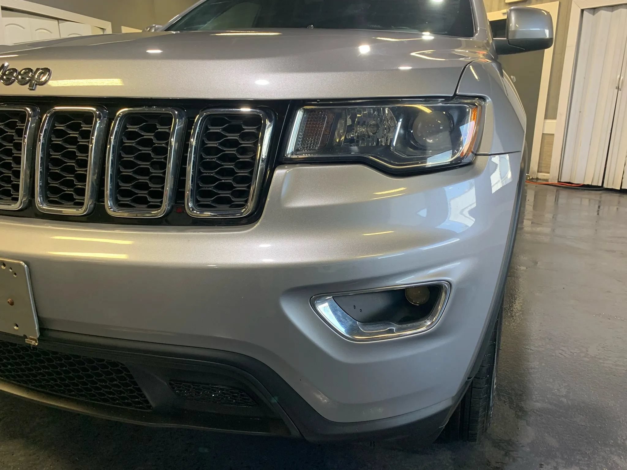 Used 2018 Jeep Grand Cherokee Laredo AWD/4WD image 9