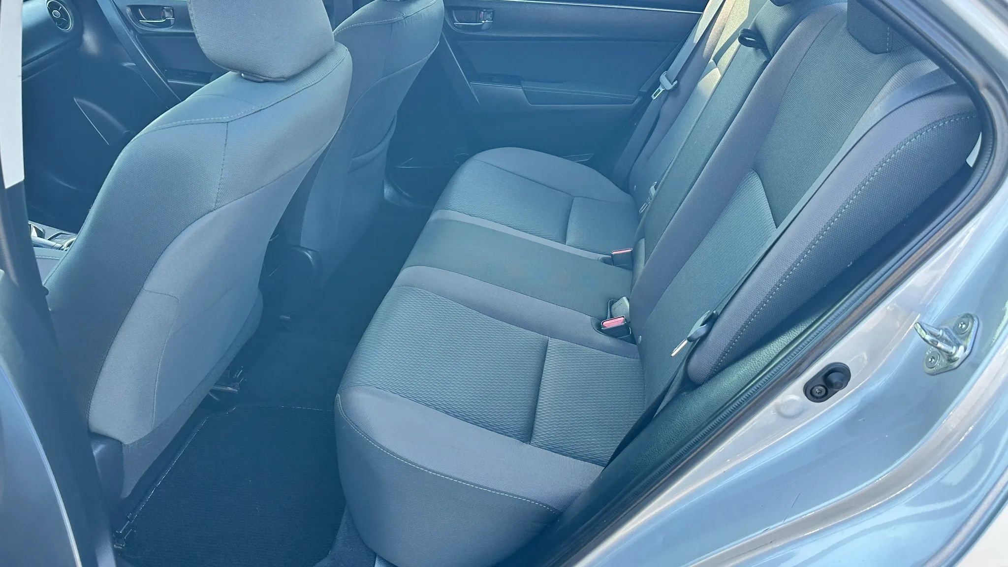Used 2017 Toyota Corolla LE w/ Carpet Mat Package (TMS) FWD image 19
