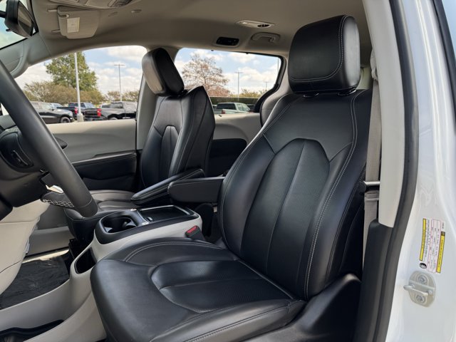 Used 2024 Chrysler Pacifica Touring-L FWD image 24