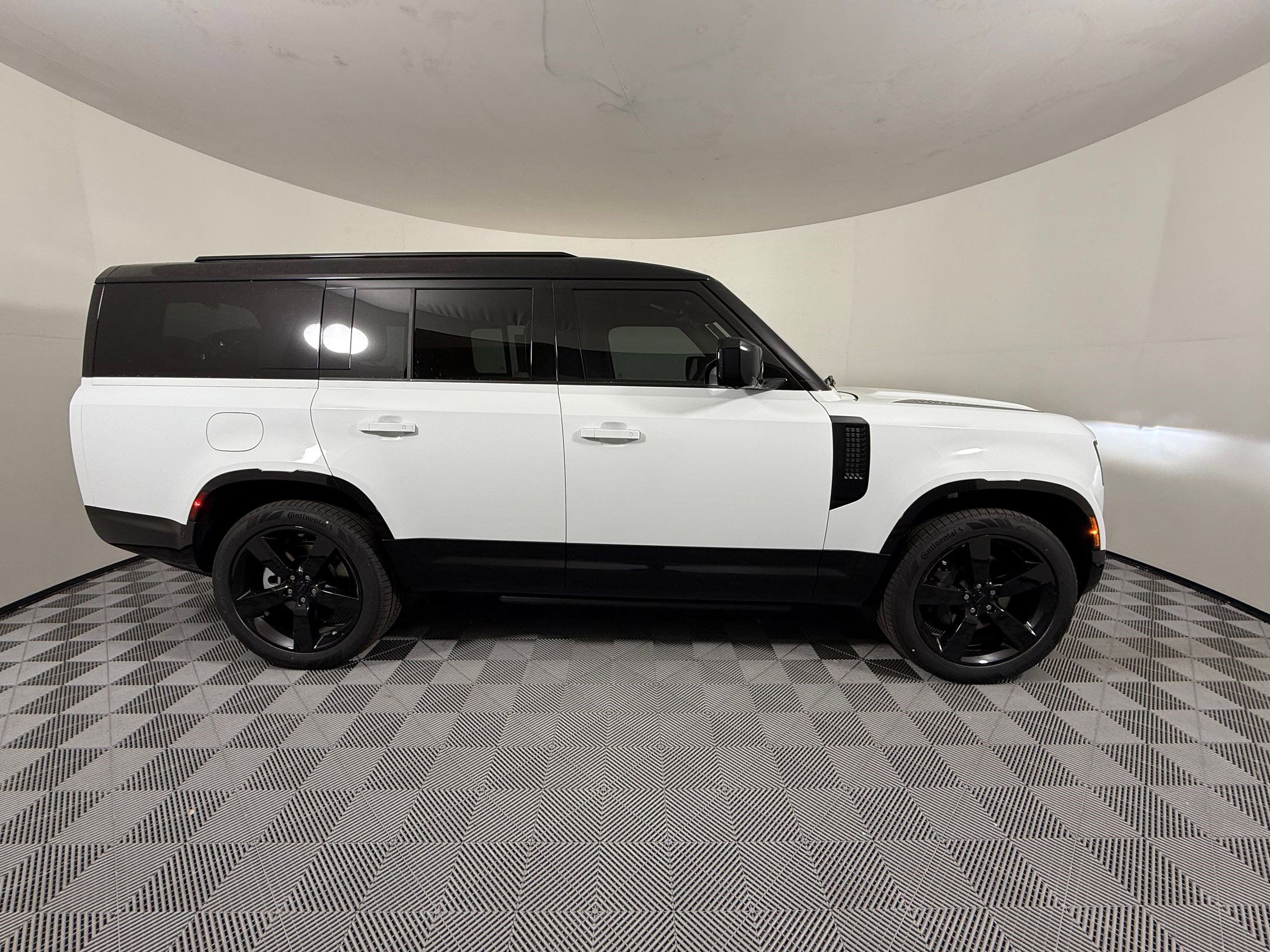 New 2026 Land Rover Defender 130 X-Dynamic SE image 8
