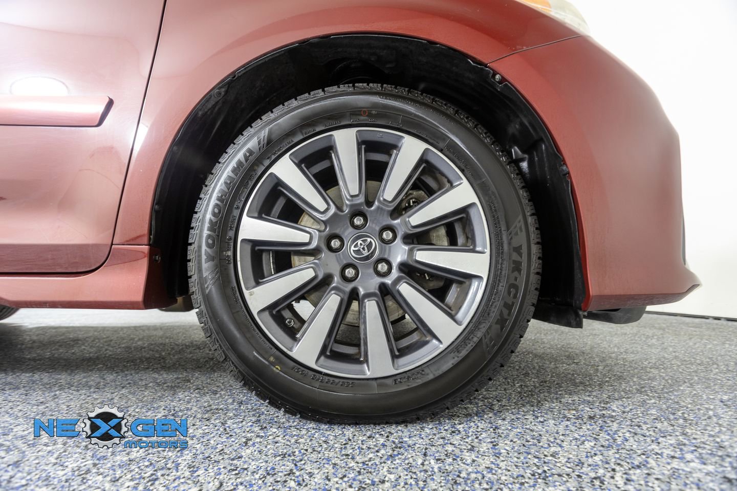 Used 2019 Toyota Sienna XLE w/ XLE Navigation Package image 39