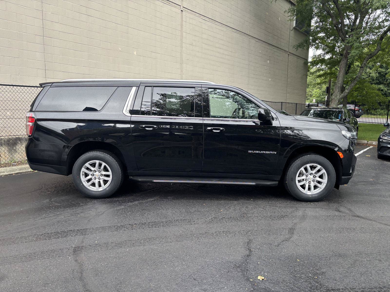Used 2024 Chevrolet Suburban LT AWD/4WD image 2