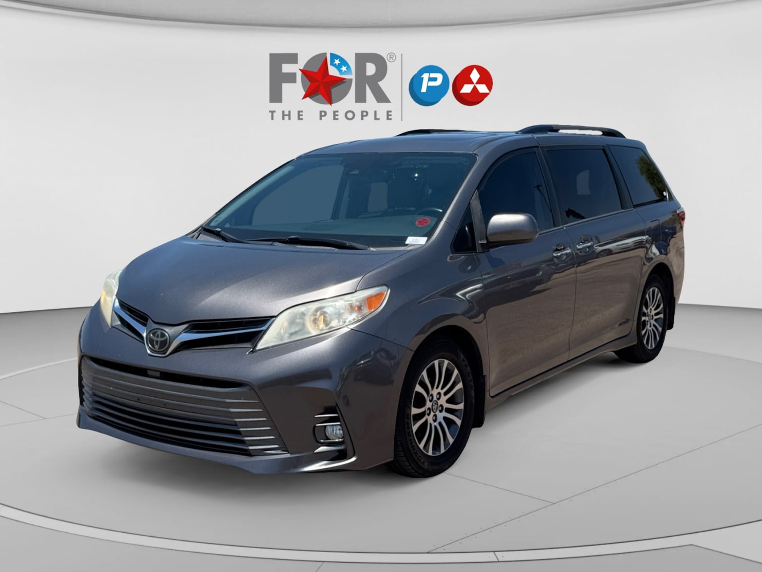 Used 2018 Toyota Sienna XLE w/ XLE Navigation Package FWD image 1