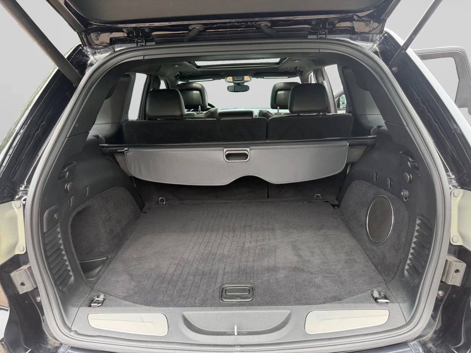 Used 2018 Jeep Grand Cherokee Overland w/ Interior Metal Package RWD image 28