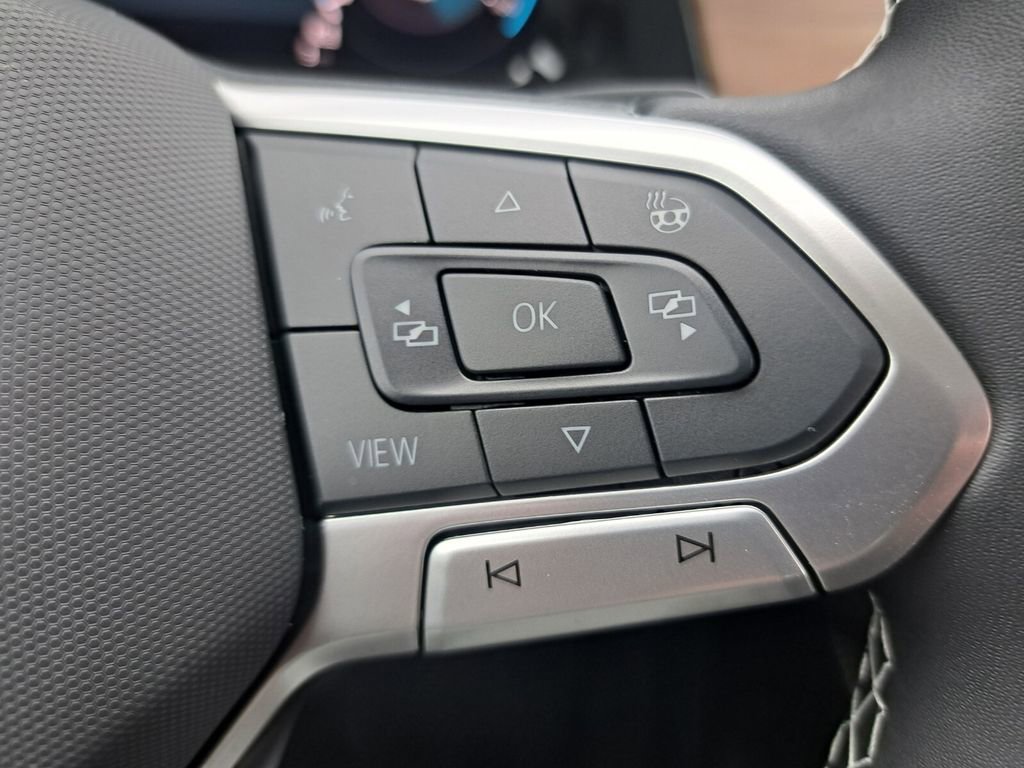 Used 2025 Volkswagen Atlas SE image 12