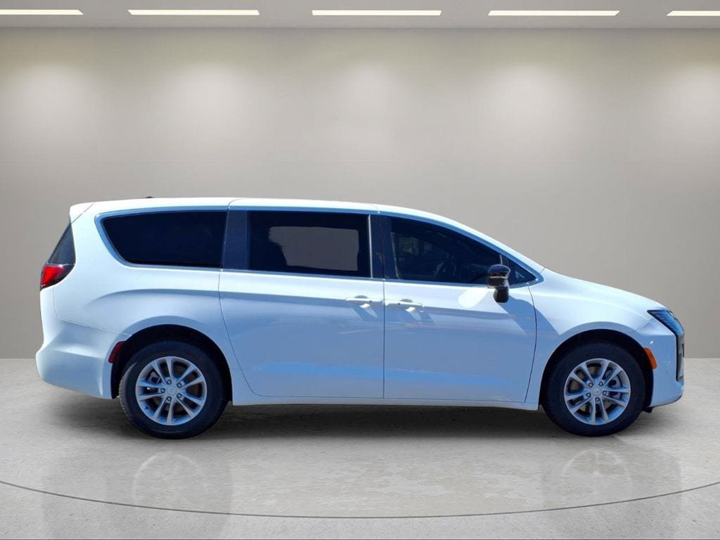 New 2027 Chrysler Pacifica Select AWD/4WD image 8