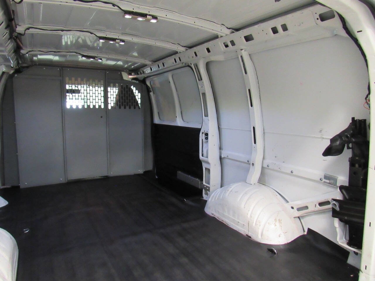 Used 2020 Chevrolet Express 3500 w/ Driver Convenience Package image 18