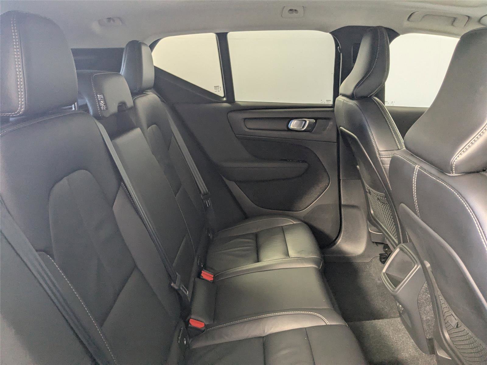 Used 2022 Volvo XC40 T5 Momentum image 25