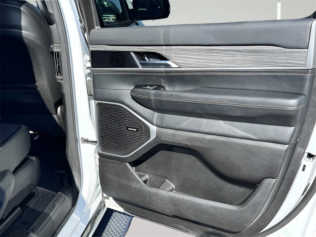 Used 2024 Jeep Wagoneer L Series III w/ Flexible Seating Group image 17