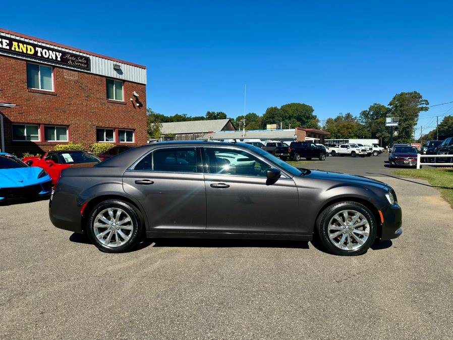 Used 2017 Chrysler 300 Limited w/ Value Package image 4